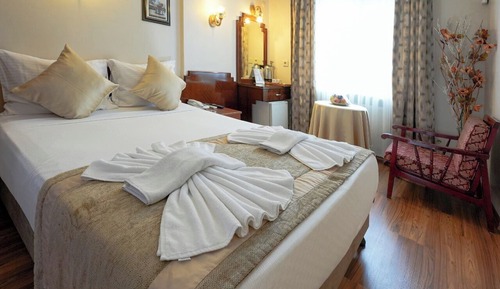 DBL ROOM FRENCH OR TWIN
