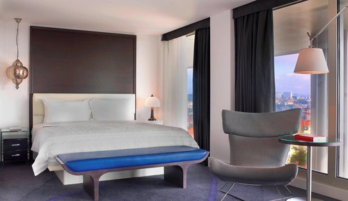 Club Suite, 1 King Bed, City View, Corner (Corner)