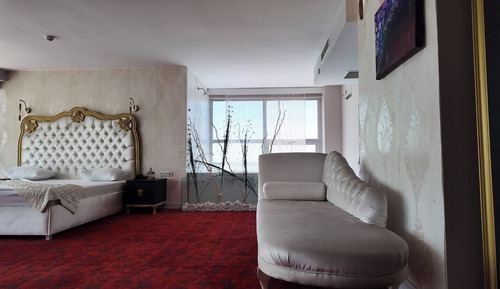 Honeymoon Room, 1 Queen Bed, City View