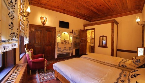 Twin Room (102)