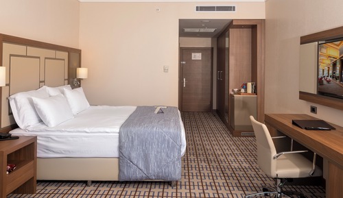 Room, 2 Twin Beds, City View