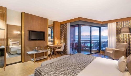 Senior Suite, Sea Side