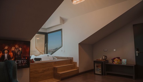 Peerless Suite with Jacuzzi and fireplace