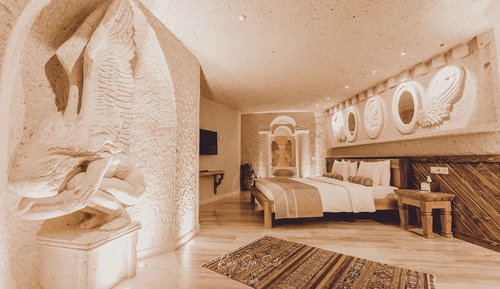 Spa Cave Suite with Sauna and Jacuzzi