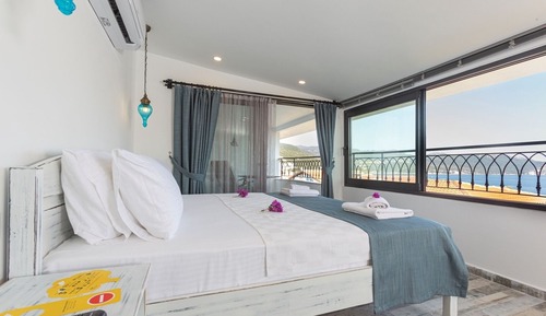 Honeymoon Room with Sea View & Jacuzzi 1