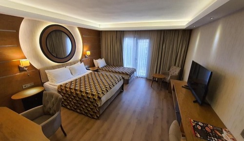 Standard Triple Room, Partial Sea View