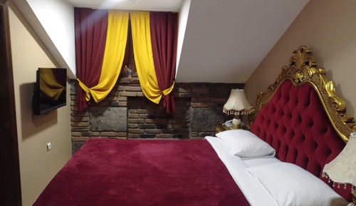Standard Room, Corner