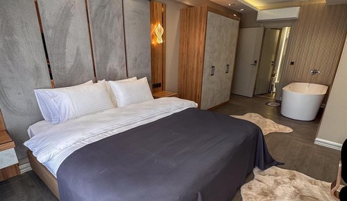 Deluxe Room (King)