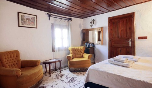 Comfort Suite, Courtyard View