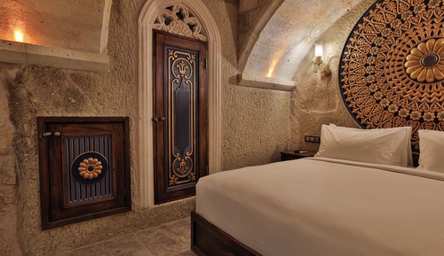 King Cave Junior Suite with Plunge Pool