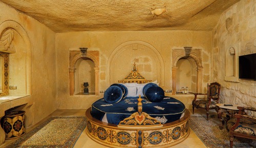 Round Bed Elika Pool Suite