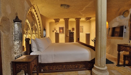 King Cave Room with Whirlpool Bath