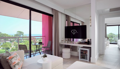 Pearl Corner Room