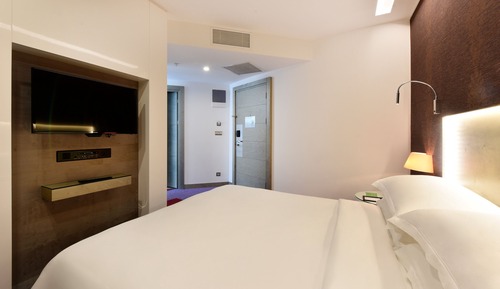 Superior Studio, City View (Compact)