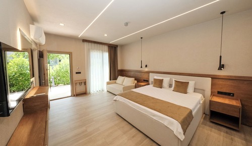 Superior Triple Room, Garden View