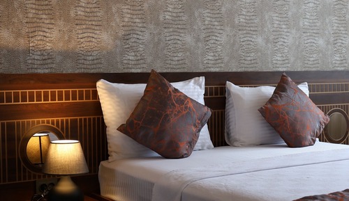 Deluxe Suite, 1 Queen Bed, Smoking, Balcony