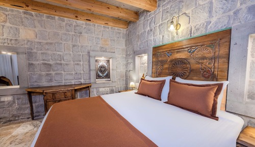 Balloon View Stone Room