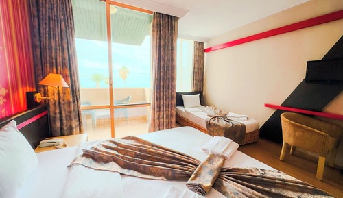Standard Triple Room, Balcony, Partial Sea View