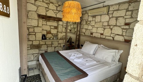 Deluxe Triple Room with Bay Window Garden and Pool View