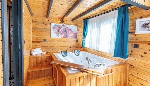 Jakuzili Cift Kisilik Bungalov