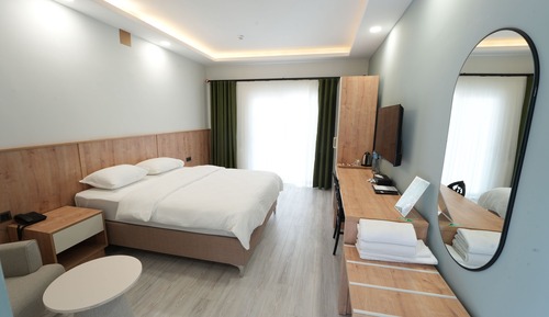Standard Room, 1 Queen Bed, Courtyard View