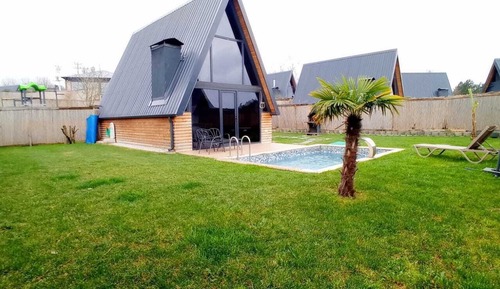Bungalow with a wide garden