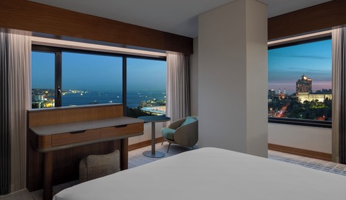 Suite, 1 King Bed, Corner (Bosphorus View)