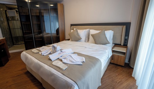 Deluxe Room, 1 King Bed, City View