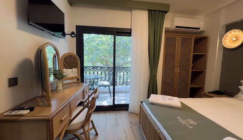 Deluxe Room, Balcony, Partial Sea View