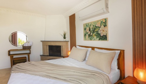 Losta Grand Room