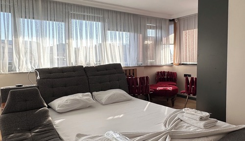Deluxe Suite, City View