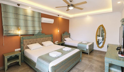 Economy Triple Room, Balcony