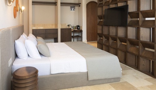 Suite, Pool View