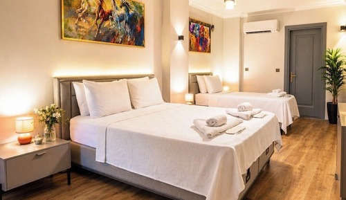 Deluxe Triple Suite Room