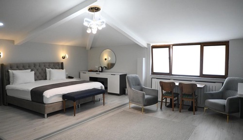 Honeymoon Suite, Balcony