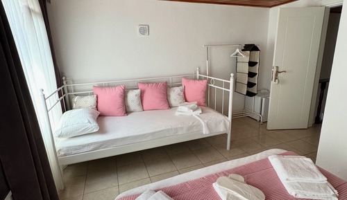 Room, Multiple Beds, Non Smoking, Private Bathroom