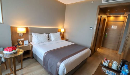 Standard Room, 1 Queen Bed, Courtyard View
