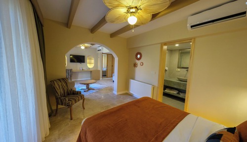 Suite, Pool View