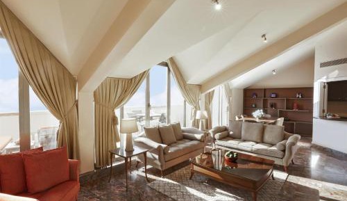 Three-Bedroom Suite with Terrace and City View