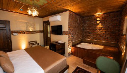 Deluxe Suite with Spa Bath