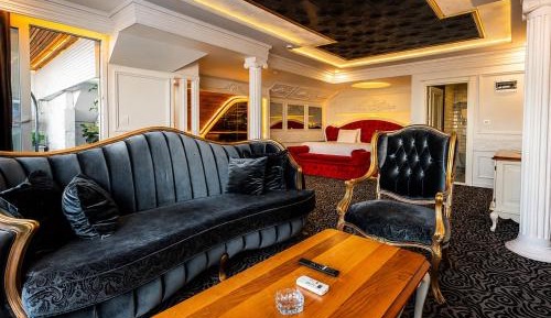 Penthouse Suite with Hot Tub and Panoramic Sea View