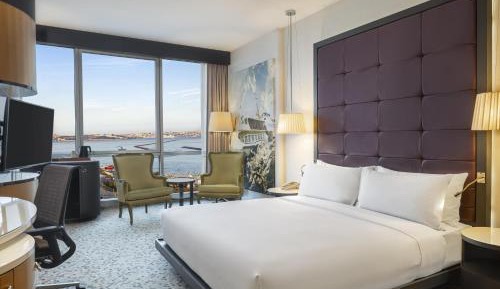 Deluxe King Room with Historic Peninsula Sea View