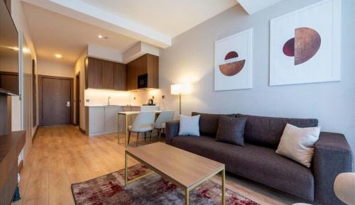 One-Bedroom Luxury King Room