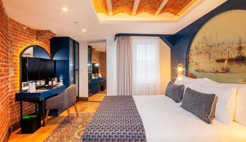 Deluxe Queen Room