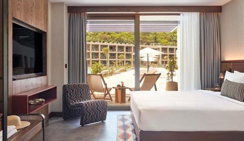 All Access King Room with Pool View