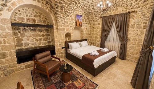 Deluxe Double Room (2 Adults + 1 Child)