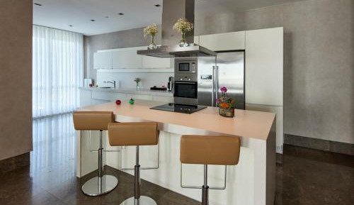 Four Bedroom Penthouse Apartment with Sea View 