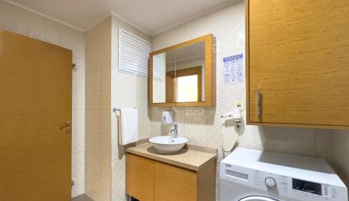 Deluxe One-Bedroom Apartment