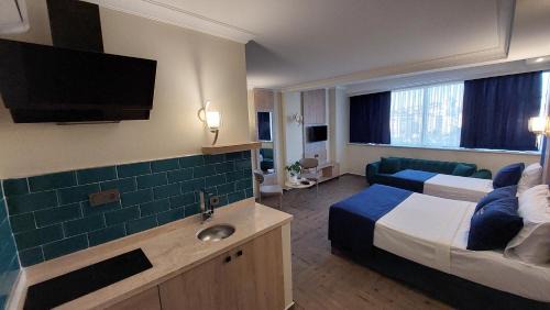 Superior Triple Room with City View
