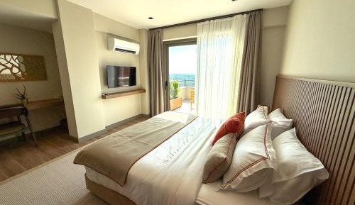 Suite with Lake View